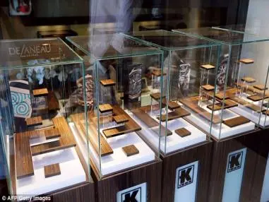 近場 UHF RFID 天線 應用於 貴重商品專櫃 RFID 即時追蹤管控