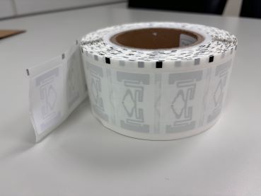 RL660 中尺寸 遠讀距 高效能 全頻段 UHF RFID 貼紙型標籤